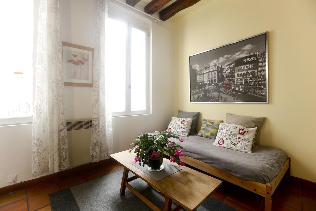 Lovely And Typical 1 Bedroom Paris Room photo